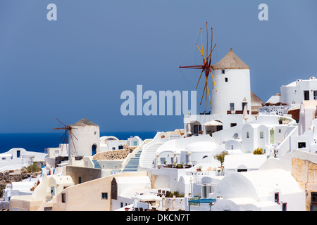 Vista del mulino a vento e mare di Oia - Santorini, Grecia Foto Stock