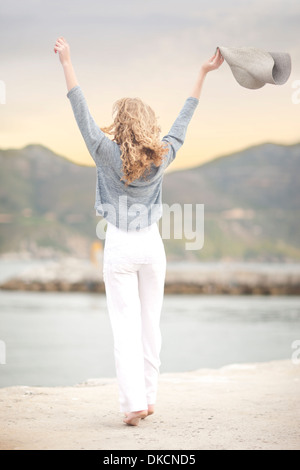 La donna lo stiro con il cappello in mano, Hout Bay, Città del Capo, Sud Africa Foto Stock