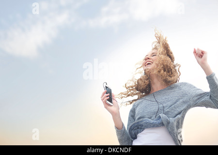 Donna ballare con la musica Foto Stock