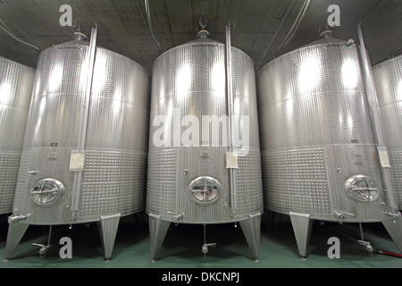 In vasche di acciaio inox su industriale cantina del vino Foto Stock