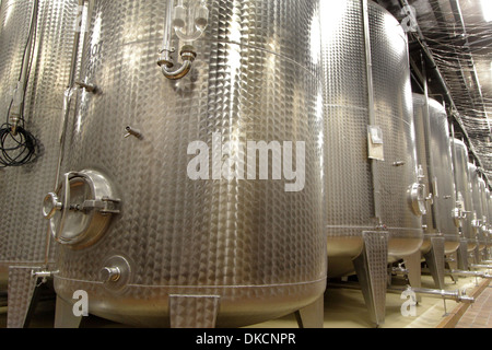 In vasche di acciaio inox su industriale cantina del vino Foto Stock