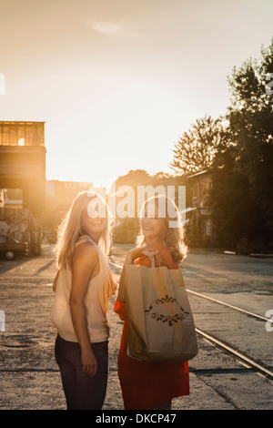 Ritratto di due amici di sesso femminile, Berlino, Germania Foto Stock