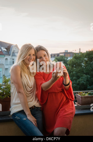 Due donne che fanno autoritratto, Berlino, Germania Foto Stock