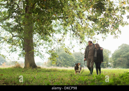 Coppia senior walking cane, Norfolk, Regno Unito Foto Stock