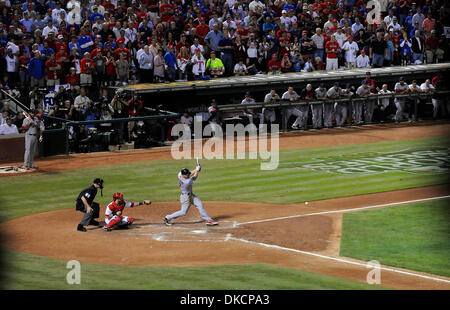 Ottobre 24, 2011 - Arlington, Texas, Stati Uniti d'America - 22 ottobre 2011. Louis Cardinals Matt Holliday motivi come arbitro Ted Barrett e Texas Rangers catcher Mike NapoliThe Texas Rangers sconfitto il St. Louis Cardinals 4 a 2 nel gioco 5 del 2011 World Series al Ballpark in Arlington, Texas. (Credito Immagine: © Ralph Lauer/ZUMAPRESS.com) Foto Stock