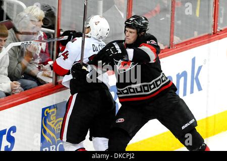 25 ottobre 2011 - Raleigh, North Carolina, Stati Uniti - Carolina Hurricanes center Eric Staal (12) Senatori sconfiggere gli uragani 3-2 a RBC Center in Raleigh North Carolina. (Credito Immagine: © Anthony Barham/Southcreek/ZUMAPRESS.com) Foto Stock