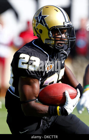 Ottobre 29, 2011 - Nashville, Tennessee, Stati Uniti - Vanderbilt Commodores defensive back Andre Hal (23) con un calcio di ritorno. L'Arkansas Razorbacks sconfitto il Vanderbilt Commodores 31 - 28 presso lo stadio di Vanderbilt di Nashville, TN (credito Immagine: © Wagner/Southcreek/ZUMAPRESS.com) Foto Stock