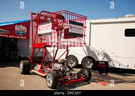 Ottobre 29, 2011 - Las Vegas, Nevada, Stati Uniti - si trovano tutti i tipi di veicoli in box alla undicesima edizione del Grande o pneumatici NHRA cittadini alla striscia di Las Vegas Motor Speedway di Las Vegas, Nevada. (Credito Immagine: © Matt Gdowski/Southcreek/ZUMAPRESS.com) Foto Stock