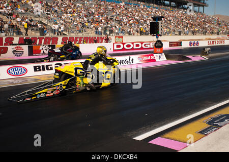 Ottobre 29, 2011 - Las Vegas, Nevada, Stati Uniti - Karen Stoffer, driver del GEICO Powersports Suzuki, ha avuto problemi con la sua bici a destra fuori dalla linea di partenza contro Alba Minturn, driver del Red Dawn Racing Suzuki, durante le sessioni di qualifica presso l'undicesima edizione del Grande o pneumatici NHRA cittadini alla striscia di Las Vegas Motor Speedway di Las Vegas, Nevada. Minturn sconfitto Stoffer e sono andato su Foto Stock