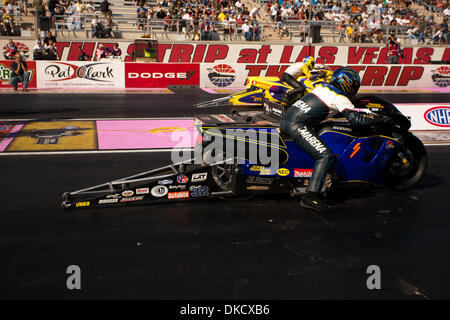 Ottobre 29, 2011 - Las Vegas, Nevada, Stati Uniti - Fred Camarena, driver del Fred Camarena Racing / NEC Suzuki GSXR e pozzi di Wesley, driver del Kendall Suzuki, è andato in testa a testa durante le sessioni di qualifica della undicesima edizione del Grande o pneumatici NHRA cittadini alla striscia di Las Vegas Motor Speedway di Las Vegas, Nevada. (Credito Immagine: © Matt Gdowski/Southcreek/ZUMAPRESS.com) Foto Stock