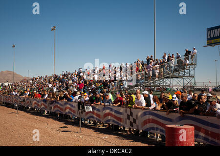 Ottobre 29, 2011 - Las Vegas, Nevada, STATI UNITI - La folla piace guardare le sessioni di qualificazione della undicesima edizione del Grande o pneumatici NHRA cittadini alla striscia di Las Vegas Motor Speedway di Las Vegas, Nevada. (Credito Immagine: © Matt Gdowski/Southcreek/ZUMAPRESS.com) Foto Stock