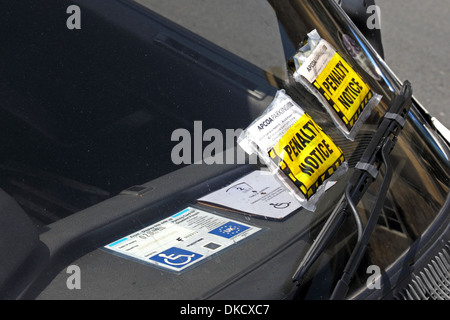 I biglietti per il parcheggio auto su disabilitata la visualizzazione di permesso di parcheggio. Foto Stock