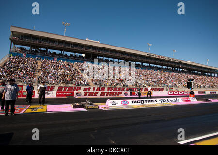 Ottobre 29, 2011 - Las Vegas, Nevada, STATI UNITI - La folla pacchi in per guardare le sessioni di qualifica della undicesima edizione del Grande o pneumatici NHRA cittadini alla striscia di Las Vegas Motor Speedway di Las Vegas, Nevada. (Credito Immagine: © Matt Gdowski/Southcreek/ZUMAPRESS.com) Foto Stock