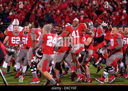 Ottobre 29, 2011 - Columbus, Ohio, Stati Uniti - Ohio State Buckeyes celebrare i giocatori alla fine del gioco tra Wisconsin e Ohio State presso lo Stadio Ohio, Columbus, Ohio. Ohio State sconfitto Wisconsin 33-29. (Credito Immagine: © Scott Stuart/Southcreek/ZUMAPRESS.com) Foto Stock