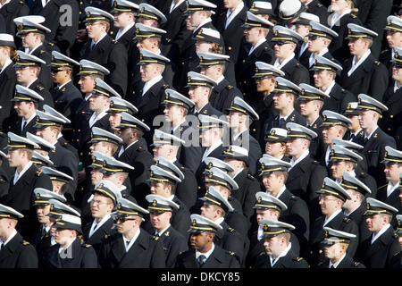 Ottobre 29, 2011 - South Bend, Indiana, Stati Uniti - Navy Academy aspiranti guardiamarina durante il NCAA Football gioco tra la cattedrale di Notre Dame e la marina. Il Notre Dame Fighting Irish sconfitto il Navy aspiranti guardiamarina 56-14 in gioco a Notre Dame Stadium di South Bend, Indiana. (Credito Immagine: © Giovanni Mersits/Southcreek/ZUMAPRESS.com) Foto Stock