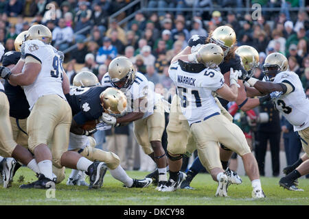 Ottobre 29, 2011 - South Bend, Indiana, STATI UNITI - I giocatori battaglia presso la linea di scrimmage durante il primo trimestre di NCAA Football gioco tra la cattedrale di Notre Dame e la marina. Il Notre Dame Fighting Irish sconfitto il Navy aspiranti guardiamarina 56-14 in gioco a Notre Dame Stadium di South Bend, Indiana. (Credito Immagine: © Giovanni Mersits/Southcreek/ZUMAPRESS.com) Foto Stock