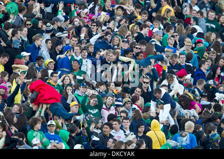 Ottobre 29, 2011 - South Bend, Indiana, Stati Uniti - Notre Dame sezione studenti celebrare touchdown durante il NCAA Football gioco tra la cattedrale di Notre Dame e la marina. Il Notre Dame Fighting Irish sconfitto il Navy aspiranti guardiamarina 56-14 in gioco a Notre Dame Stadium di South Bend, Indiana. (Credito Immagine: © Giovanni Mersits/Southcreek/ZUMAPRESS.com) Foto Stock