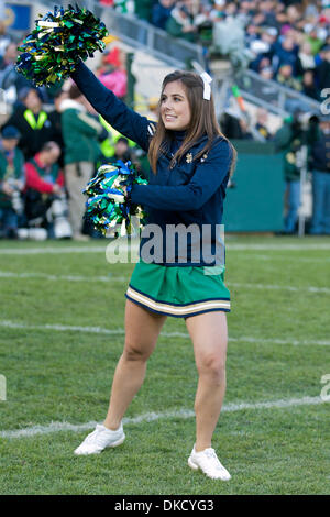 Ottobre 29, 2011 - South Bend, Indiana, Stati Uniti - Notre Dame cheerleader Kelly Jenko esegue durante il NCAA Football gioco tra la cattedrale di Notre Dame e la marina. Il Notre Dame Fighting Irish sconfitto il Navy aspiranti guardiamarina 56-14 in gioco a Notre Dame Stadium di South Bend, Indiana. (Credito Immagine: © Giovanni Mersits/Southcreek/ZUMAPRESS.com) Foto Stock