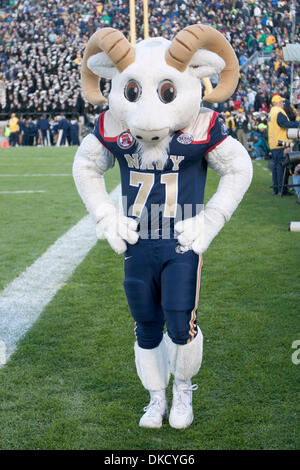 Ottobre 29, 2011 - South Bend, Indiana, Stati Uniti - la mascotte della Marina durante il quarto trimestre di NCAA Football gioco tra la cattedrale di Notre Dame e la marina. Il Notre Dame Fighting Irish sconfitto il Navy aspiranti guardiamarina 56-14 in gioco a Notre Dame Stadium di South Bend, Indiana. (Credito Immagine: © Giovanni Mersits/Southcreek/ZUMAPRESS.com) Foto Stock