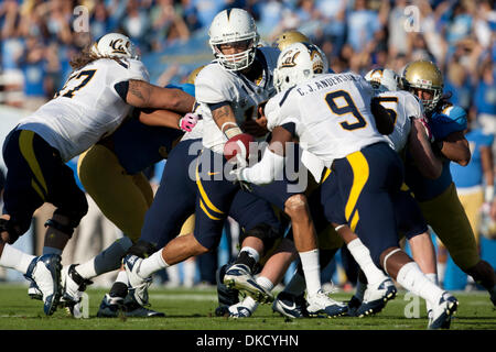 Ottobre 29, 2011 - Pasadena, California, Stati Uniti - California Golden Bears quarterback Zach Maynard #15 mani la sfera di California Golden Bears running back C.J. Anderson #9 durante il NCAA Football gioco tra la California Golden Bears e la UCLA Bruins presso il Rose Bowl. I Bruins è andato a sconfiggere il Golden porta con un finale di 31-14. (Credito Immagine: © Brandon Parry/Southcre Foto Stock