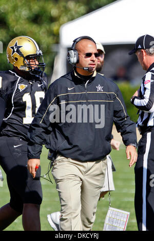 Ottobre 29, 2011 - Nashville, Tennessee, Stati Uniti - Vanderbilt Commodores head coach James Franklin durante un time out. L'Arkansas Razorbacks sconfitto il Vanderbilt Commodores 31 - 28 presso lo stadio di Vanderbilt di Nashville, TN (credito Immagine: © Wagner/Southcreek/ZUMAPRESS.com) Foto Stock