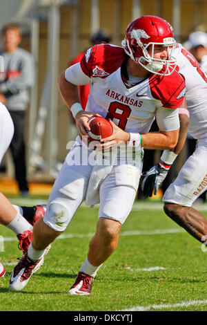 Ottobre 29, 2011 - Nashville, Tennessee, Stati Uniti - Arkansas Razorbacks quarterback Tyler Wilson (8) passò per 316 metri. L'Arkansas Razorbacks sconfitto il Vanderbilt Commodores 31 - 28 presso lo stadio di Vanderbilt di Nashville, TN (credito Immagine: © Wagner/Southcreek/ZUMAPRESS.com) Foto Stock