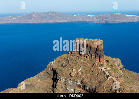 Skaros rock in Santorini contro il mare blu come sfondo Foto Stock