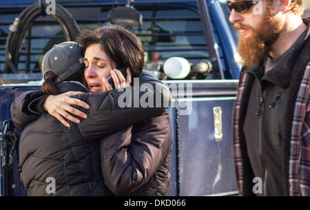 Il 4 dicembre, 2013 - Le registrazioni delle chiamate di emergenza da Sandy Hook Scuola elementare sono state riprese Mercoledì rilasciato meno di due settimane prima dell'anniversario del massacro di Sandy Hook scuola elementare. Nella foto: Dec 14, 2012 - Newtown, Connecticut, Stati Uniti - I genitori di abbraccio e parlare al telefono come essi arrivano a prendere i bambini. Il 20-anno-vecchio Adamo Lanza fatalmente shot venti bambini e adulti di sei membri del personale di un omicidio di massa a Sandy Hook scuola elementare nel villaggio di Sandy Hook in Newtown, Connecticut. Prima di guidare per la scuola, Lanza sparato e ucciso sua madre Nancy a loro Newtown home. Come abeti Foto Stock