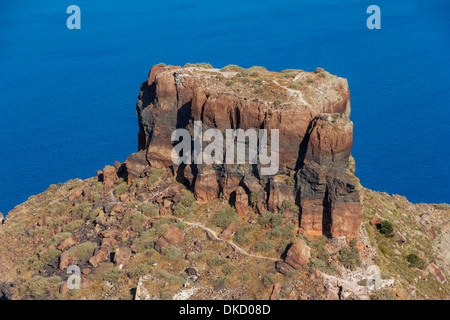 Skaros rock in Santorini contro il mare blu come sfondo Foto Stock