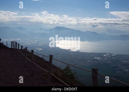 Vista dal Monte Vesuvio (uno stratovulcano) sopra il golfo di Napoli, Italia Foto Stock