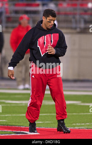 Ottobre 29, 2011 - Columbus, Ohio, Stati Uniti - Wisconsin Badgers quarterback Russell Wilson (16) si riscalda prima di una partita tra Wisconsin e Ohio State presso lo Stadio Ohio, Columbus, Ohio. Ohio State sconfitto Wisconsin 33-29. (Credito Immagine: © Scott Stuart/Southcreek/ZUMAPRESS.com) Foto Stock