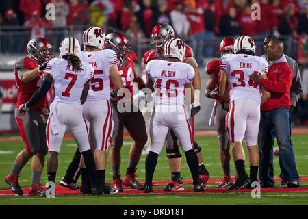 Ottobre 29, 2011 - Columbus, Ohio, Stati Uniti - Ohio State Buckeyes e Wisconsin Badgers capitani a centrocampo prima del gioco tra Wisconsin e Ohio State presso lo Stadio Ohio, Columbus, Ohio. Ohio State sconfitto Wisconsin 33-29. (Credito Immagine: © Scott Stuart/Southcreek/ZUMAPRESS.com) Foto Stock