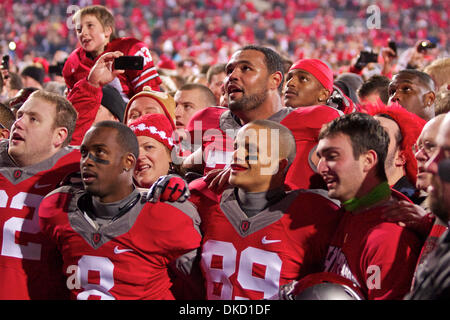 Ottobre 29, 2011 - Columbus, Ohio, Stati Uniti - Ohio State Buckeyes giocatori celebrare nella zona di estremità dopo il gioco tra Wisconsin e Ohio State presso lo Stadio Ohio, Columbus, Ohio. Ohio State sconfitto Wisconsin 33-29. (Credito Immagine: © Scott Stuart/Southcreek/ZUMAPRESS.com) Foto Stock