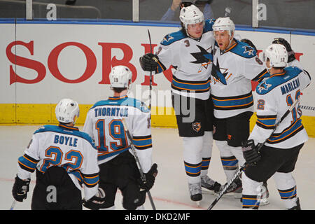 Ottobre 31, 2011 - New York New York, Stati Uniti - i compagni di squadra mi congratulo con San Jose Sharks center Joe Pavelski (8) sul suo primo periodo obiettivo durante l'azione di NHL tra il New York Rangers e squali di San Jose al Madison Square Garden di New York. (Credito Immagine: © sarà Schneekloth/Southcreek/ZUMAPRESS.com) Foto Stock