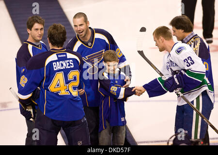 Nov. 04, 2011 - Saint Louis, Missouri, Stati Uniti - St Louis Cardinals David Freese & St. Louis Cardinales Picture Chris Carpenter e suo figlio scuote le mani con Vancouver Canucks Henrik Sedin prima del gioco NHL tra Vancouver Canucks e San Louis Blues al Scottrade Center di Saint Louis, Missouri. Blues sconfitto Canucks 3-2 (credito Immagine: © Jimmy Simmons/Southcreek/ZUMAPR Foto Stock