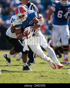 Nov. 5, 2011 - FL, Stati Uniti d'America - sarà VRAGOVIC | Orari.ht 343254 vrag UF 04 di (11/05/11 Gainesville) Florida Gators running back Trey Burton (8) viene affrontato dal Vanderbilt Commodores linebacker Archibald Barnes (15), il disegno di una maschera facciale della pena, durante il secondo trimestre dell'Università di Florida Gators contro il Vanderbilt Commodores gioco di calcio a Ben Hill Griffin Stadium di Foto Stock