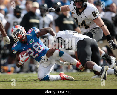 Nov. 5, 2011 - FL, Stati Uniti d'America - sarà VRAGOVIC | Orari.ht 343254 vrag UF 05 di (11/05/11 Gainesville) Florida Gators running back Jeff Demps (28) perde il suo casco come egli è portato verso il basso dal Vanderbilt Commodores Javon sicurezza Marshall (31) durante il secondo trimestre dell'Università di Florida Gators contro il Vanderbilt Commodores gioco di calcio a Ben Hill Griffin Stadium di Gainesvill Foto Stock