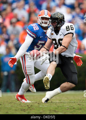 Nov. 5, 2011 - FL, Stati Uniti d'America - sarà VRAGOVIC | Orari.ht 343254 vrag UF 09 di (11/05/11 Gainesville) Vanderbilt Commodores stretto fine Austin Monahan (86) tira in un pass di Vanderbilt Commodores quarterback Giordania Rodgers (11) durante il primo trimestre dell'Università di Florida Gators contro il Vanderbilt Commodores gioco di calcio a Ben Hill Griffin Stadium a Gainesville Saturd Foto Stock