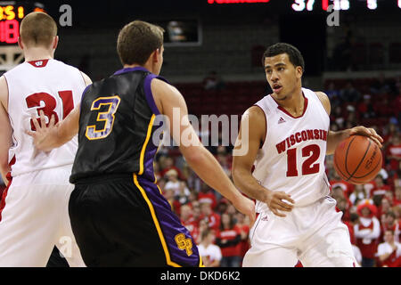 Nov. 5, 2011 - Madison, Wisconsin, Stati Uniti - Wisconsin Fr. guard Traevon Jackson (12) nella seconda metà azione. Il Wisconsin Badgers sconfitto il UW-Stevens Point puntatori 80-54 a Kohl Center a Madison, Wisconsin. (Credito Immagine: © Giovanni Fisher/Southcreek/ZUMAPRESS.com) Foto Stock