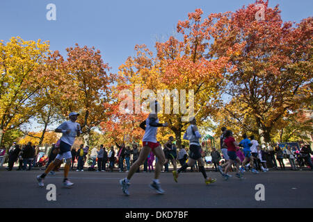 Nov. 6, 2011 - New York New York, Stati Uniti - Autunno colori vernice gli alberi come 47,438 professionisti e dilettanti Runner facciano la loro strada attraverso Brooklyn con migliaia di tifo degli spettatori durante la maratona di New York. La gara è iniziata nel 1970 con 127 corridori che viaggiano attraverso la città di cinque boroughs. (Credito Immagine: © Gary Dwight Miller/ZUMAPRESS.com) Foto Stock