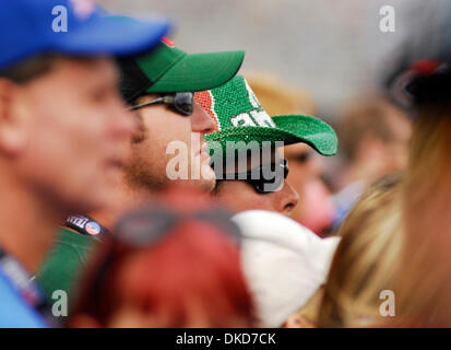 Nov. 6, 2011 - Fort Worth, Texas, Stati Uniti d'America - nov. 6, 2011. Fort Worth, Texas, Stati Uniti d'America. NASCAR fans guardare la serie della tazza di Sprint AAA Texas 500 al Texas Motor Speedway di Fort Worth, Texas. (Credito Immagine: © Ralph Lauer/ZUMAPRESS.com) Foto Stock