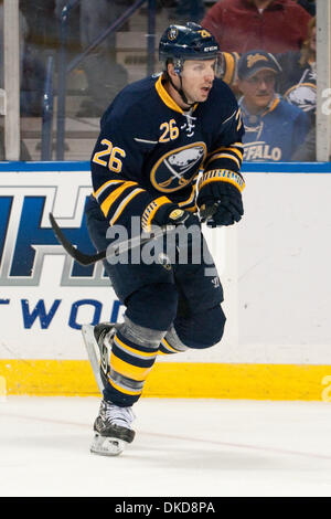 Nov. 4, 2011 - Buffalo, New York, Stati Uniti - Buffalo Sabres center Thomas Vaní?ek (#26) in azione durante una partita contro le fiamme di Calgary al primo centro di Niagara. Buffalo ha vinto il gioco 2-1. (Credito Immagine: © Mark Konezny/Southcreek/ZUMAPRESS.com) Foto Stock