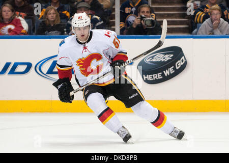 Nov. 4, 2011 - Buffalo, New York, Stati Uniti - Calgary Flames centro romano Horak (#51) in azione durante una partita contro i Buffalo Sabres al primo centro di Niagara. Buffalo ha vinto il gioco 2-1. (Credito Immagine: © Mark Konezny/Southcreek/ZUMAPRESS.com) Foto Stock