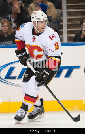 Nov. 4, 2011 - Buffalo, New York, Stati Uniti - Calgary Flames center Brendan Morrison (#8) in azione durante una partita contro i Buffalo Sabres al primo centro di Niagara. Buffalo ha vinto il gioco 2-1. (Credito Immagine: © Mark Konezny/Southcreek/ZUMAPRESS.com) Foto Stock