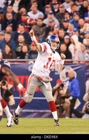 Nov. 6, 2011 - Foxborough, Massachusetts, STATI UNITI - New York Giants QB Eli Manning (10) facendo un pass. New York Giants sconfiggere il New England Patriots 24- 20 negli ultimi secondi a Gillette Stadium. (Credito Immagine: © Geoff Bolte/Southcreek/ZUMAPRESS.com) Foto Stock