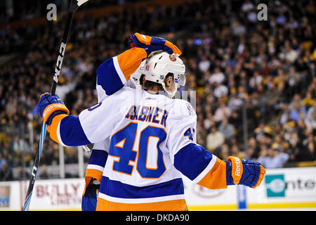 Nov. 7, 2011 - Boston, Massachusetts, STATI UNITI - New York isolani ala destra Michael Grabner (40) celebra il suo obiettivo. Il Boston Bruins sconfiggere la New York isolani 6 - 2 al TD Garden. (Credito Immagine: © Geoff Bolte/Southcreek/ZUMAPRESS.com) Foto Stock