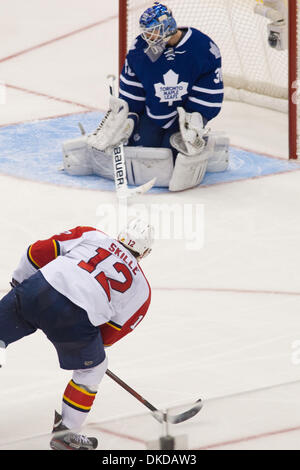 Nov. 8, 2011 - Toronto, Ontario, Canada - Florida Panthers avanti Skille Jack (12) prende un colpo nel terzo periodo azione contro il Toronto Maple Leafs. Il Florida Panthers sconfitto il Toronto Maple Leafs 5 - 1 a Air Canada Centre. (Credito Immagine: © Keith Hamilton/Southcreek/ZUMAPRESS.com) Foto Stock