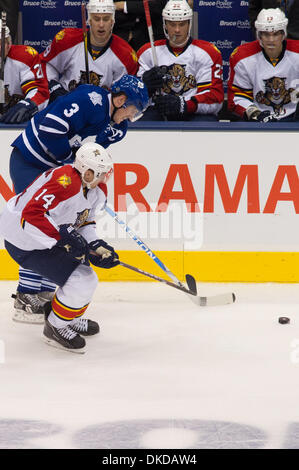 Nov. 8, 2011 - Toronto, Ontario, Canada - Toronto Maple Leafs defenceman Dion Phaneuf (3) e Florida Panthers avanti Tomas Fleischmann (14) nel terzo periodo di azione. Il Florida Panthers sconfitto il Toronto Maple Leafs 5 - 1 a Air Canada Centre. (Credito Immagine: © Keith Hamilton/Southcreek/ZUMAPRESS.com) Foto Stock