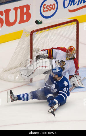 Nov. 8, 2011 - Toronto, Ontario, Canada - Florida Panthers goalie Jose Theodore (60) e Toronto Maple Leafs avanti Nikolai Kulemin (41) nel terzo periodo di azione. Il Florida Panthers sconfitto il Toronto Maple Leafs 5 - 1 a Air Canada Centre. (Credito Immagine: © Keith Hamilton/Southcreek/ZUMAPRESS.com) Foto Stock