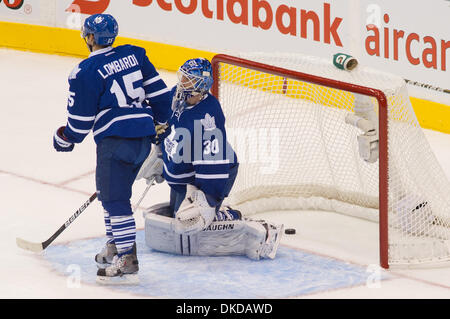 Nov. 8, 2011 - Toronto, Ontario, Canada - Toronto Maple Leafs goalie Ben Scrivens (30) dopo la Florida Panthers cliente loro quinto obiettivo nel terzo periodo. Il Florida Panthers sconfitto il Toronto Maple Leafs 5 - 1 a Air Canada Centre. (Credito Immagine: © Keith Hamilton/Southcreek/ZUMAPRESS.com) Foto Stock